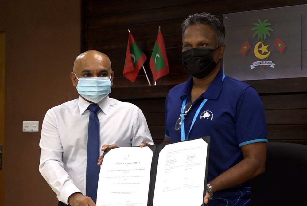 އަލިފުށީ އެއާރޕޯޓް އެޅުމުގެ މަޝްރޫއުގައި ސޮއިކުރުމުގެ ރަސްމިއްޔާތުގެ ތެރެއިން،
