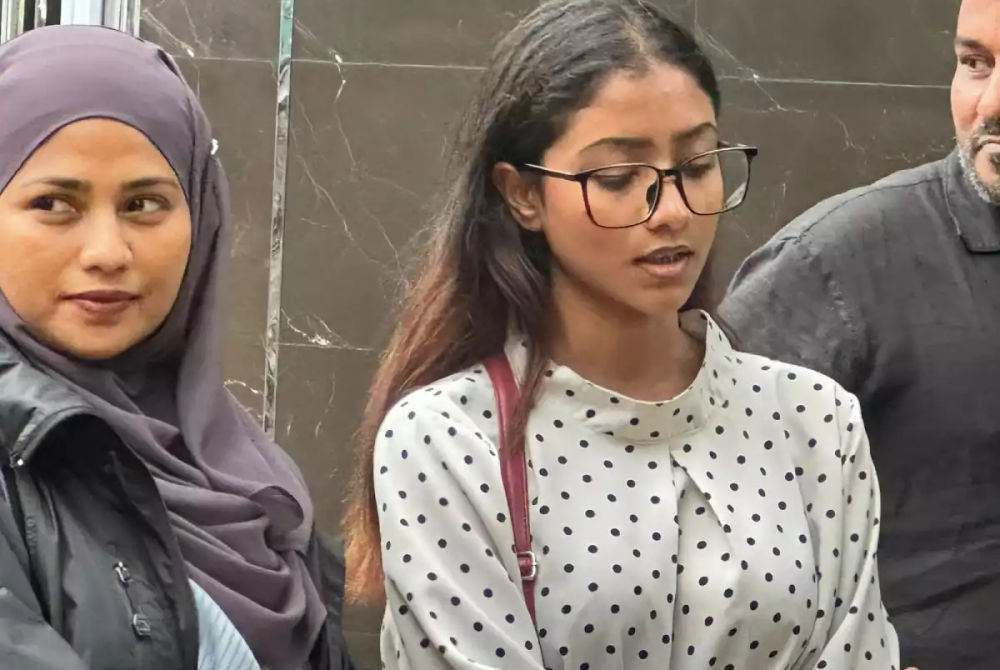 އައިޝަތު ޝިމަން (ކ) އޭނާގެ ގާނޫނީ ވަކީލު އާ އެކު