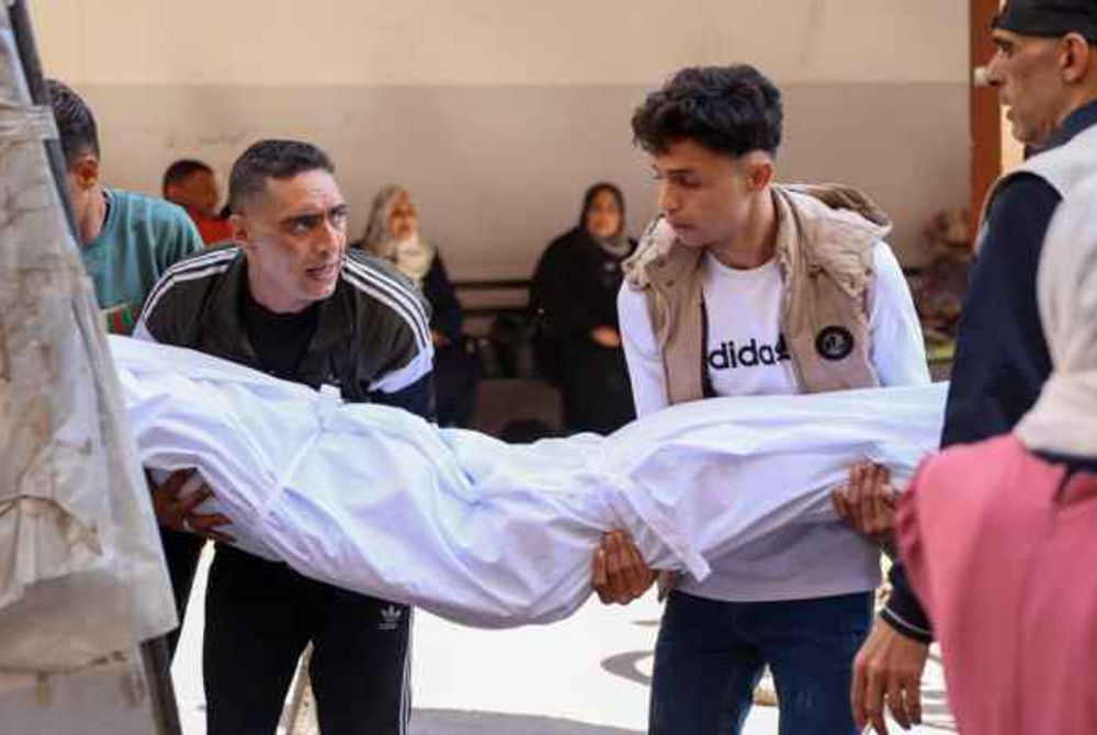 ޣައްޒާގައި ޝަހީދުކޮށްލެވުނު މީހެއްގެ ހަށިގަނޑު ގެންދަނީ (ފައިލް ފޮޓޯ)