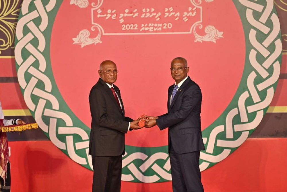 ރައީސް، އަޙުމަދު ނަސީމަށް ނިޝާން މުލީގޭ ޝަރަފުގެ ޢިއްޒަތް ދެއްވަނީ