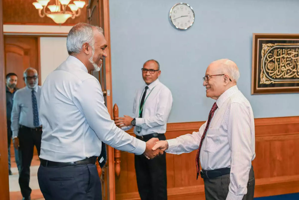 ކުރީގެ ރައީސް މައުމޫން އަބްދުލް ގައްޔޫމް (ކ) ރައީސް މުއިއްޒު (ވ) އާއި ސަލަމް ކުރައްވަނީ 