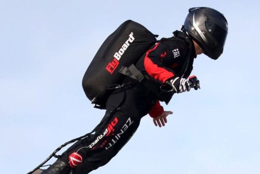 ފްރެންކީ ޒަޕަޓާ އޭނާގެ ހަވަރބޯޑު މަތީގައި