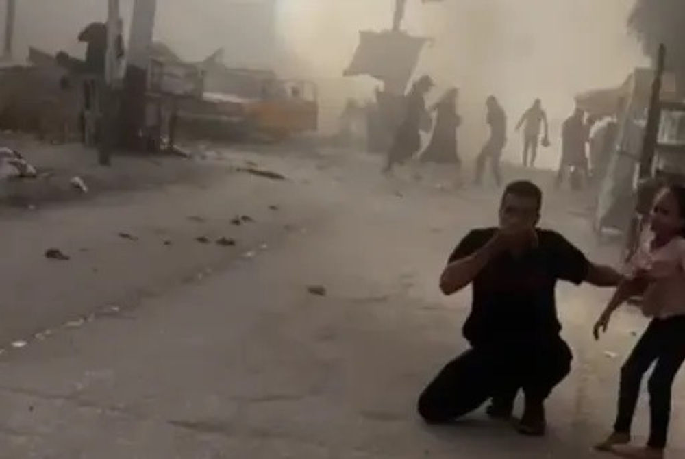 މި ނުރައްކާތެރި ހަމަލާގެ މަންޒަރު ތައް ފެންނަ ވީޑިއޯ ގައި ކުޑަކުދިން ރޯ އަޑާއި، ހިރަފުހާ ދުމުގެ ތެރޭގައި މީހުންގެ ހަޅޭކުގެ އަޑު އިވޭ