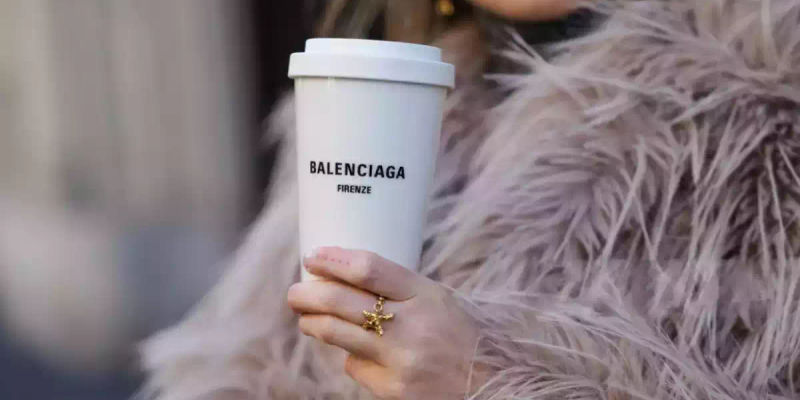 ފެޝަން މޮޑަލް ކުރާ މީހަކު ކޮފީތައްޓެއް ހިފައިގެން - ގިނަ ބަޔަކަށް ކޮފީ އަކީ ކަމުދާ ބުއިމެއް