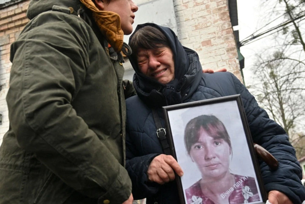 ކިޔެވްގައި މީހަކު އޭނާގެ މަރުވެފައިވާ ދަރިފުޅުގެ ފޮޓޯ ހިފައިގެން