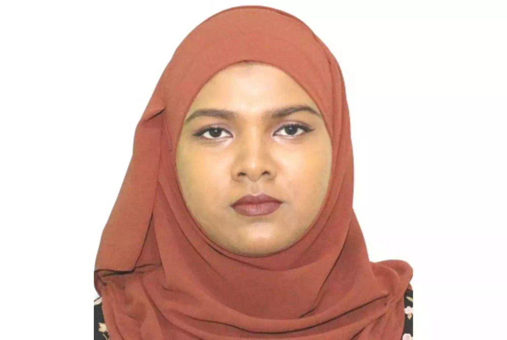 ގެއްލިގެން ހޯދަމުންދާ އަންހެން މީހާ