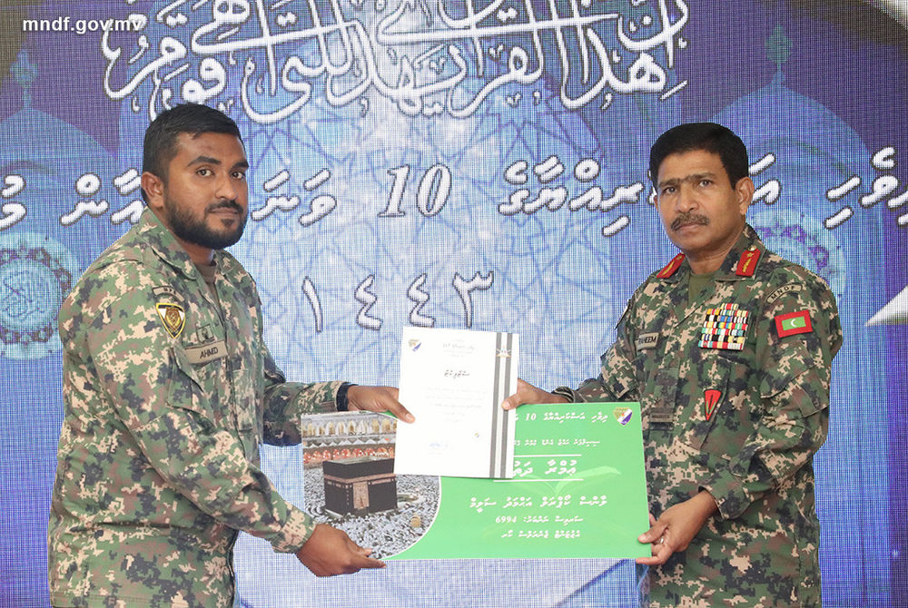 ދިވެހި އަސްކަރިއްޔާގެ 10 ވަނަ ޤުރުއާން މުބާރާތުގެ އެއް ވަނައަށް ހޮވުނު އޮފިސަރު