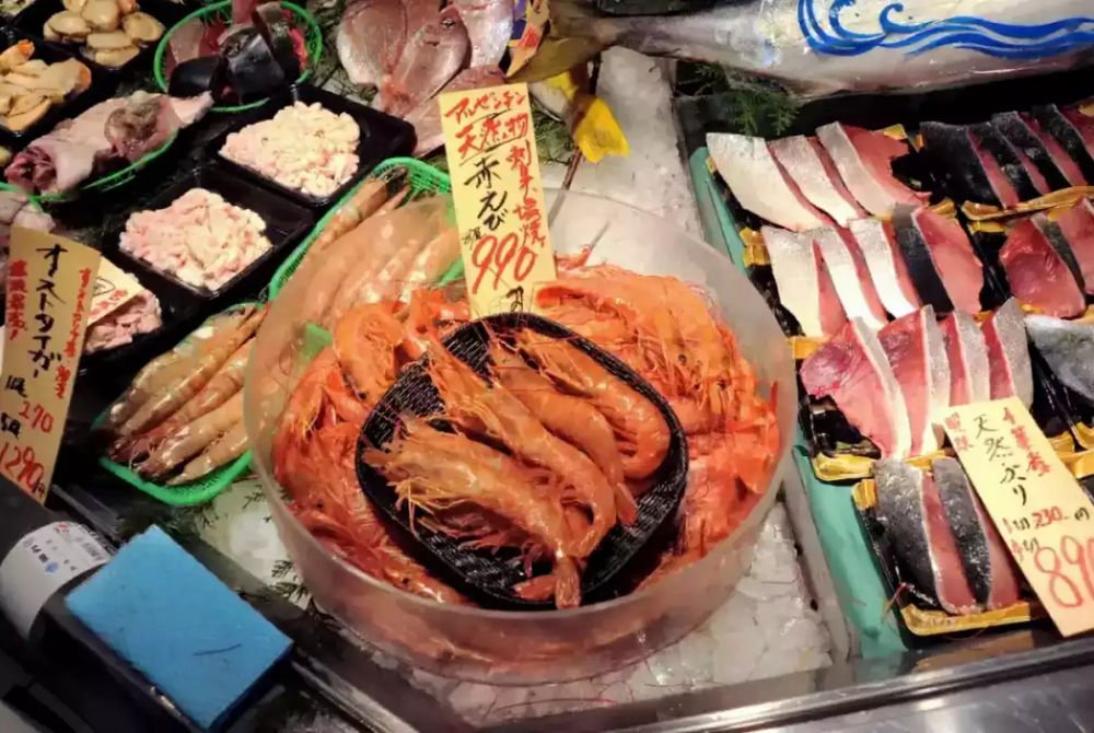 ޖަޕާނުގެ ޓޯކިޔޯގެ ފިހާރަ އެއް ގައި ވިއްކަން ހުރި ސީފުޑް ގެ ބާވަތްތަކެއް