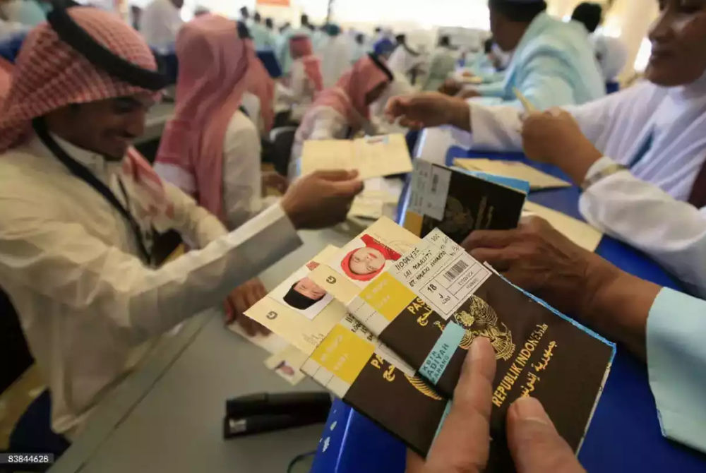 ޖިއްދާ ގެ ކިންގ އަބްދުލް އަޒީޒް އެއާޕޯޓުގައި ސައުދީގެ އޮފިޝަލަކު އިންޑޮނޭޝިއާގެ ޙައްޖުވެރިންނަށް ބަސް ޓިކެޓް ދޫކުރަނީ