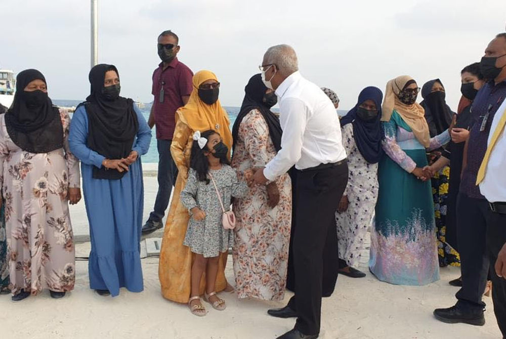 ރައީސް ސޯލިހު ޅ. ހިންނަވަރަށް ވަޑައިގެންނެވުމުން އެރަށުގެ ރައްޔިތުން މަރުހަބާ ދަންނަވަނީ