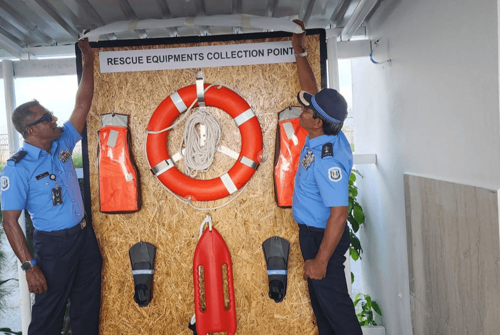 އެއާޕޯޓު ޕޮލިސް ''ރެސްކިއު އިކުއިޕްމަންޓްސް ކަލެކްޝަން ޕޮއިންޓް'' ހުޅުވުން