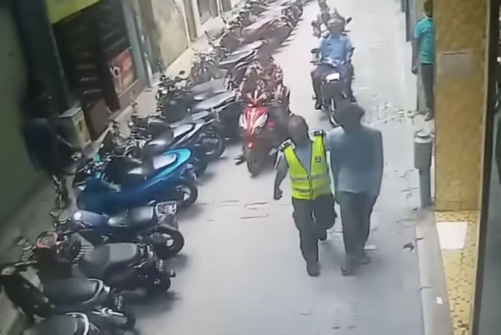 ސޯޝަލް މީޑިއާގައި މިފަހުން ދައުރުވި ވީޑިއޯ- ވީޑިއޯ އާންމުވެގެން ދިޔުމާއެކު ގިނަ ބަޔަކު ގެންދަނީ ސާޖަންޓް މުސްއަދަށް ތައުރީފު ކުރަމުން