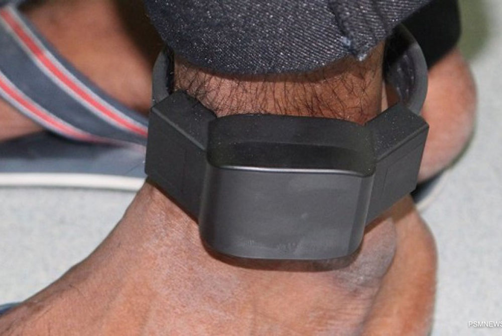 ކުށްވެރިއެއްގެ ފައިގައި ޓެގް އަޅުވާފައި