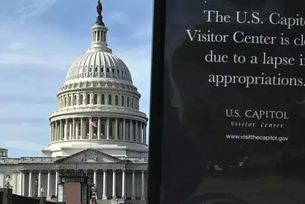 އެމެރިކާގެ ކެޕިޓޯލްގެ ވިޒިޓާ ސެންޓަރު ބަންދު ކޮށްފައި ވަނީ ފެޑެރަލް ސަރުކާރު ހުއްޓުމުގެ ސަބަބުން ކަމަށް ބުނާ އެންގުމެއް