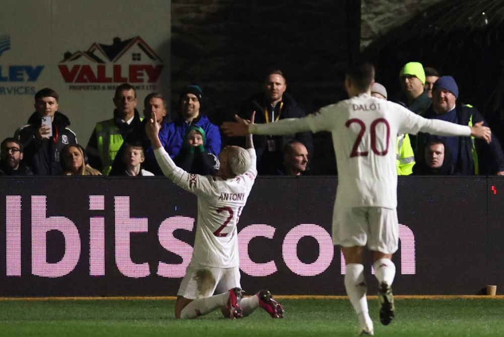 މެޗުގައި ލަނޑު ޖެހުމަށްފަހު ޔުނައިޓެޑުގެ ކުޅުންތެރިން އުފާ ފާޅު ކުރަނީ