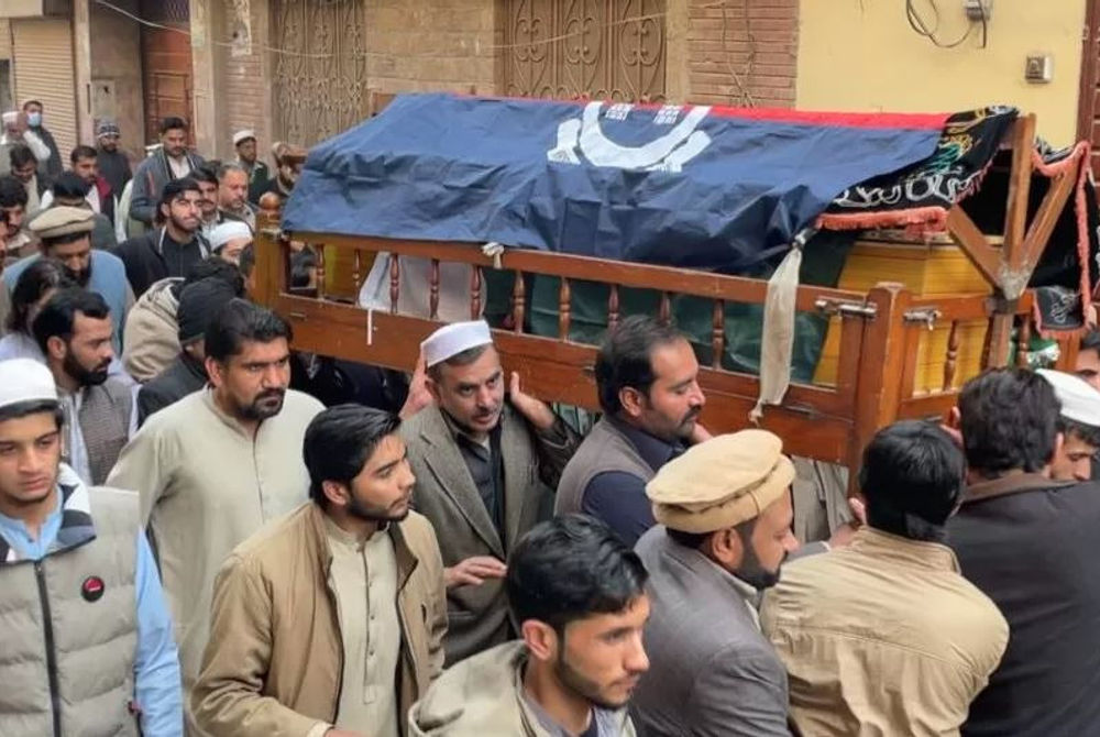 ޕާކިސްތާނުގެ މިސްކިތަކަށް ދިން ބޮމުގެ ހަމަލާގައި މަރުވި މީހެއް ސަންދޯކަށް ލައިގެން ގެންދަނީ