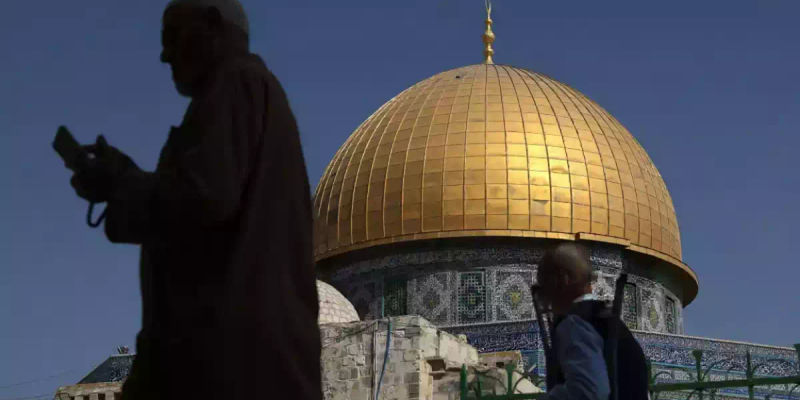 ޖެރޫސަލަމް ގެ ގަދީމީ ސިޓީގެ އަލް-އަޤްސާ މިސްކިތުގެ ގޯތި ތެރޭގައި ހުންނަ ޑޯމް އޮފް ދަ ރޮކް ކައިރިން މީހަކު ހިނގާފައި ދަނީ