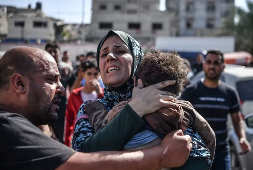 އިސްރާއީލުން ދެމުންދާ ހަމަލާތަކުގައި ޝަހީދުވި ދަރިފުޅު ނަގައިގެން ހުރި މަންމައެއް