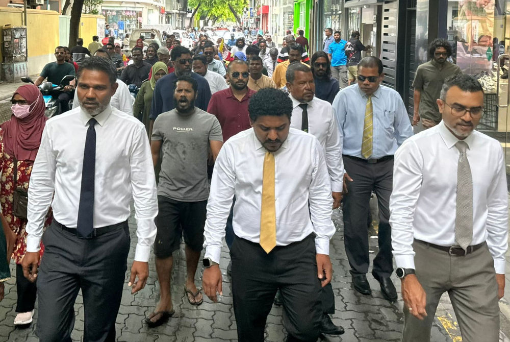 ގާނޫނު އަސާސީގެ ދިފާއުގައި ކުރި މުޒާހަރާގައި އެމްޑީޕީގެ ޕީޖީ މެންބަރުން