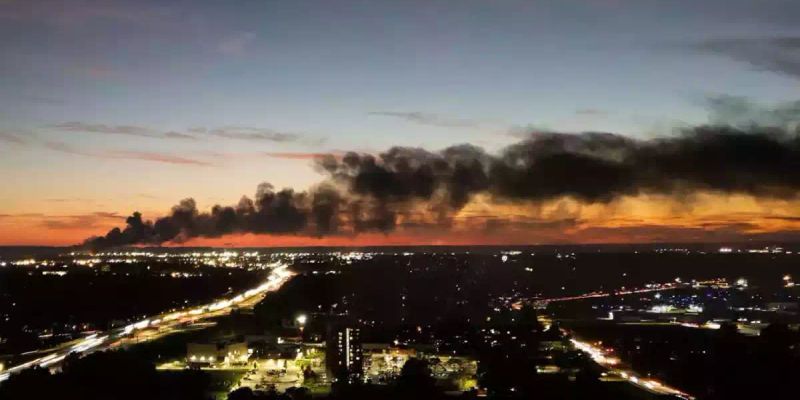 ކެންޓަކީގެ ލޫއިސްވިލްގެ ލޫއިސްވިލް މުޙައްމަދު އަލީ އިންޓަރނޭޝަނަލް އެއާޕޯޓު ގައި  ޔޫޕީއެސް މަތިންދާ ބޯޓެއް ވެއްޓުމުން ރޯވި އަލިފާންގަނޑުގެ ދުން ފެތުރިފައި - ނޮވެމްބަރ 4، 2025 