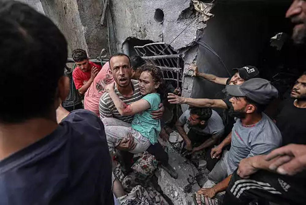 ޣައްޒާ ސްޓްރިޕްގެ ޖަބާލިއާ ރެފިއުޖީ ކޭމްޕްގައި ހުންނަ އިމާރާތަކަށް އިސްރާއީލު ސިފައިން ދިން ހަމަލާގައި ޒަޚަމްވި ކުއްޖަކު ސަރޗް އެންޑް ރެސްކިއު ޓީމުތަކުން ސަލާމަތް ކުރަނީ - 18 މެއި 2025