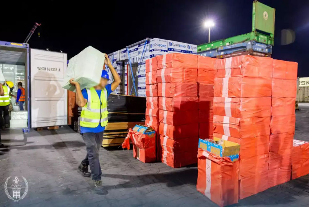 މީގެ ކުރިން ކަސްޓަމްސް އިން ހިފެހެއްޓި ރާއްޖެ އަށް ގަވައިދާ ހިލާފަށް އެތެރެކޮށްފައިވާ ސިނގިރޭޓް ތަކެއް - (ފައިލް ފޮޓޯ)