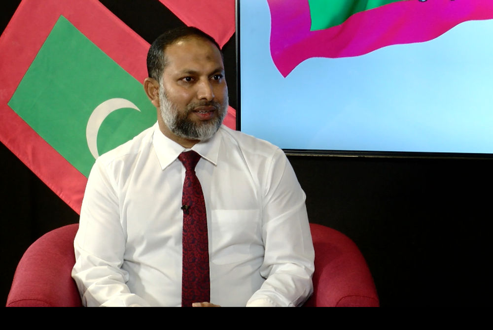 ހޯމް މިނިސްޓަރ ޝެއިޙް އިމްރާން އަބްދުﷲ- މިނިސްޓަރ ވަނީ ދިވެހި ފުލުހުންނަށް ތައުރީފު ކުރައްވާފައި