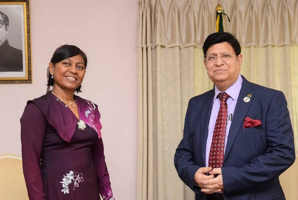 ބަންގަލަދޭޝްގެ ފޮރިން މިނިސްޓަރު އާއި ދިވެހި ސަފީރު ޝާން ޝާކިރް ފޮޓޯއަކަށް ހުއްޓި ލައިގެން