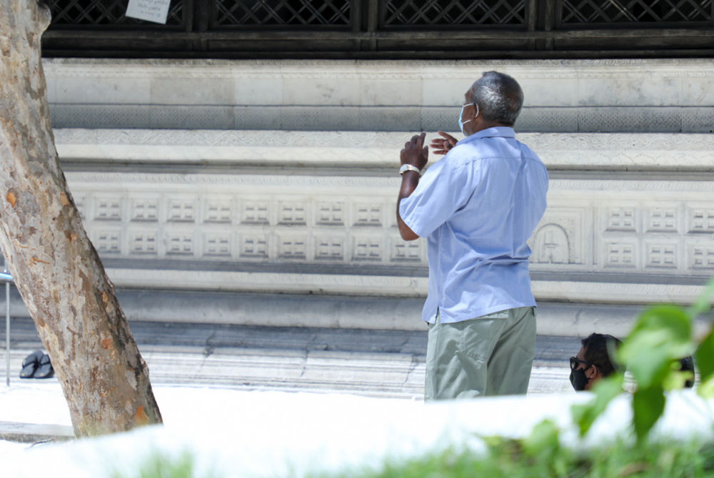 ހުކުރު މިސްކިތުގެ ބޭރުގައި މީހަކު ނަމާދުކުރަނީ