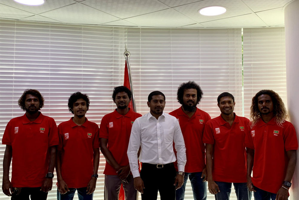 Mahloof meets team of Maldivian surfers