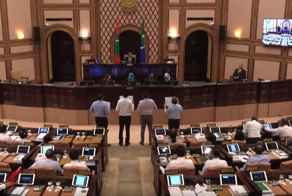 ރައްޔިތުންގެ މަޖިލީހުގައި އިދިކޮޅު މެމްބަރުން އިހުތިޖާޖު ކުރައްވަނީ