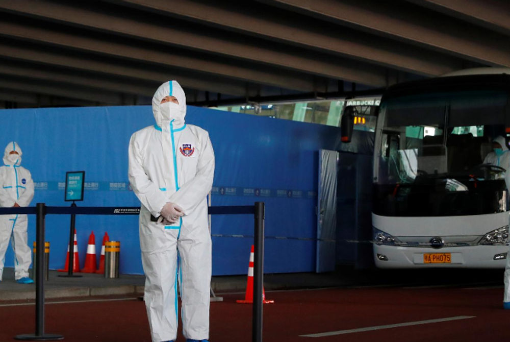 ޑަބްލިއުއެޗްއޯގެ ޓީމް ޗައިނާއަށް ދިޔުމުގެ ކުރިން ޕްރޮޓެކްޓިވް ސޫޓުގައި ސްޓާފް މެމްބަރުން ބަސް ކައިރީގައި މަޑުކޮށްލައިގެން