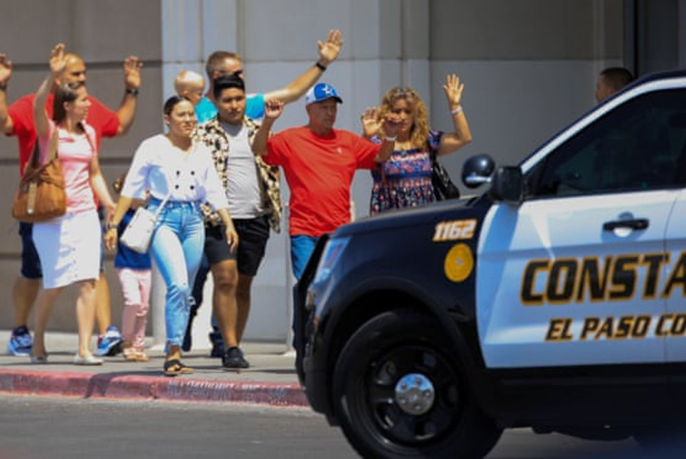 އެލް ޕަސޯގެ ވޮލްމާޓް ސްޓޯރުން މީހުން އަމާންދެމުން ނިކުންނަނީ