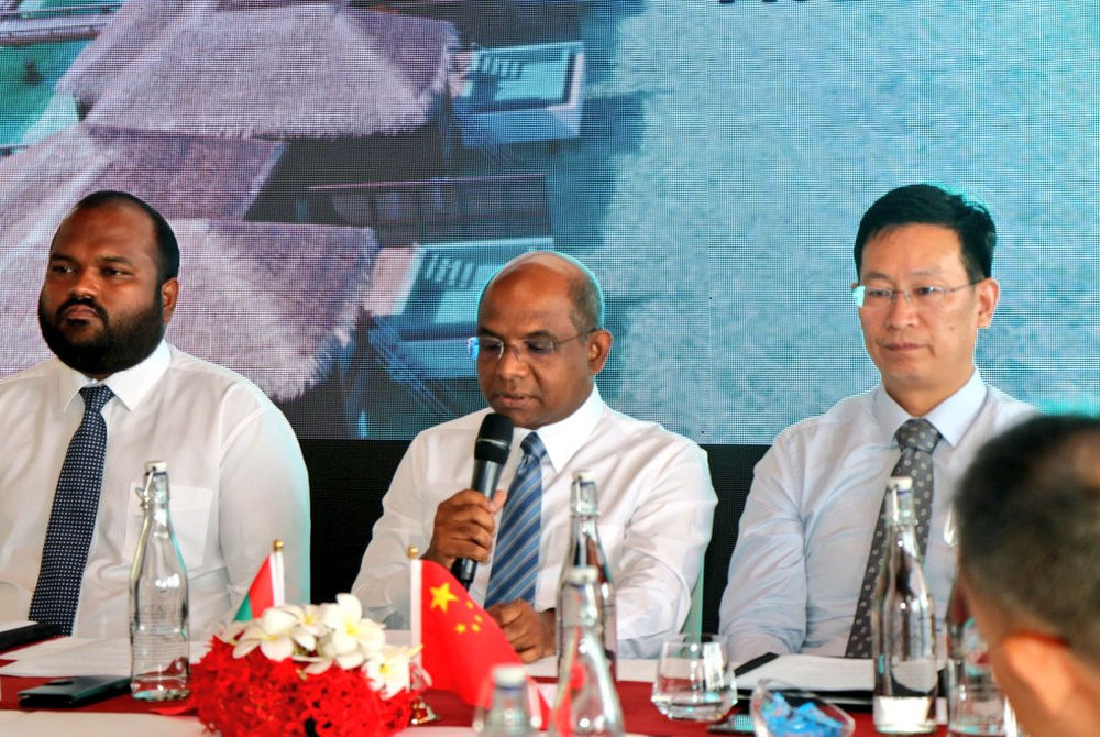 ފޮރިން މިނިސްޓަރު އަބްދުﷲ ޝާހިދު (މ) ޗައިނާއިން ރާއްޖެއަށް ކަނޑައަޅުއްވާފައި ހުންނަވާ ސަފީރު (ކ) އާއެކު