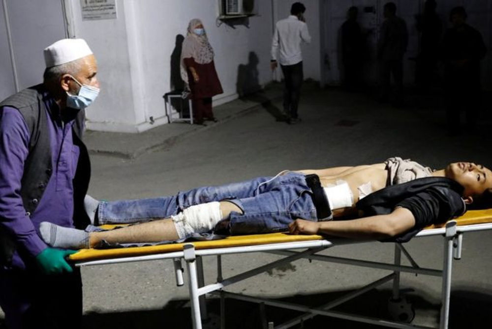 އަފްގާނުގައި ދިން ބޮމުގެ ހަމަލާގައި ޒަހަމްވެފައިވާ މީހަކު ހޮސްޕިޓަލަށް ގެންދަނިކޮށް