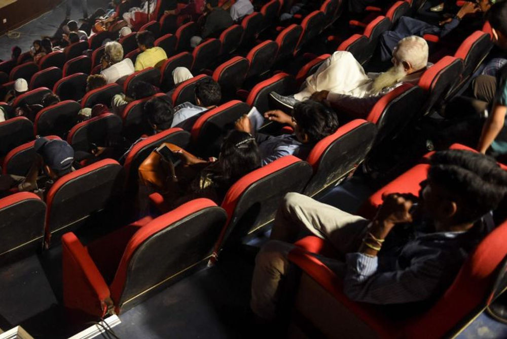 ޕާކިސްތާނުގެ ސިނަމާއެއްގައި ބަޔަކު ފިލްމެއް ބަލަނީ