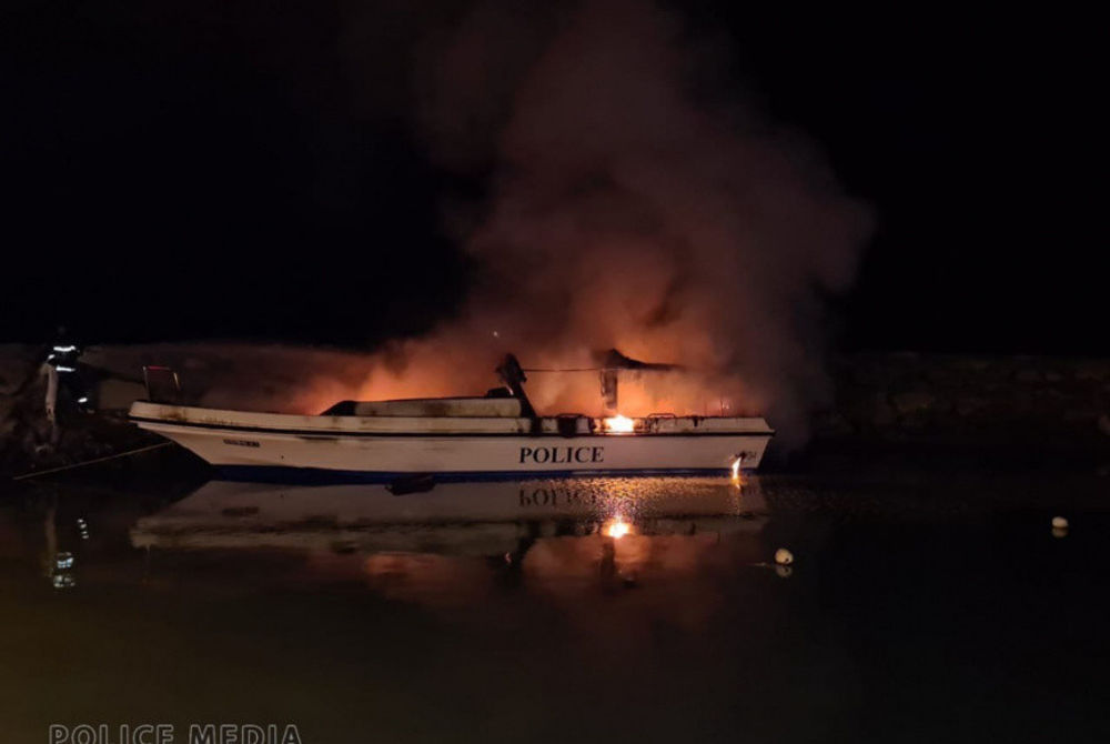 ލ. ގަމު ބަނދަރުގައި އަޅާފައި އޮތް ފުލުހުންގެ ލޯންޗުގައި ރޯކޮށްލާފައި