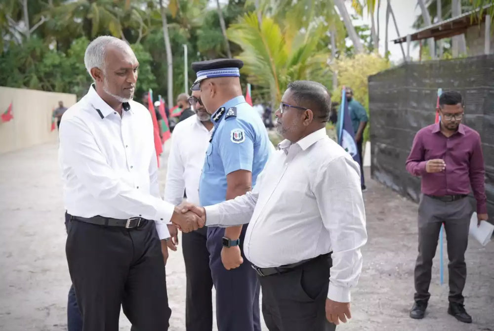 ރޯޑް ޑިވެލޮޕްމަންޓް ކޯޕަރޭޝަންގެ މެނޭޖިން ޑިރެކްޓަރ އިބްރާހީމް ނަޒީމް ރައީސް މުއިއްޒު އާ ސަލާމް ކުރައްވަނީ