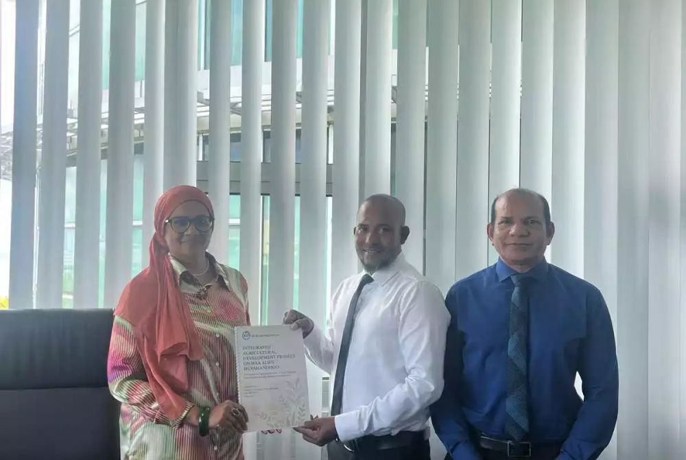 Minister Mariya hands over contract document for agriculture development at Huvahandhoo Island to KD Enterprises in the presence of Dhidhdhoo MP.
