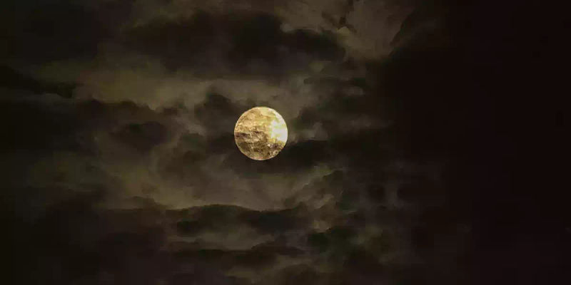 ހާރވެސްޓް މޫންގެ ނަމުން މަޝްހޫރު މި އަހަރުގެ ފުރަތަމަ ސުޕަރމޫން، ޖައްމޫ އެންޑް ކަޝްމީރުގެ ސްރީނަގަރ ގެ އުޑުމަތީގައި އަނދިރި ވިލާތަކެއްގެ ތެރެއިން ފާޅުވަނީ، އޮކްޓޯބަރު 7، 2025