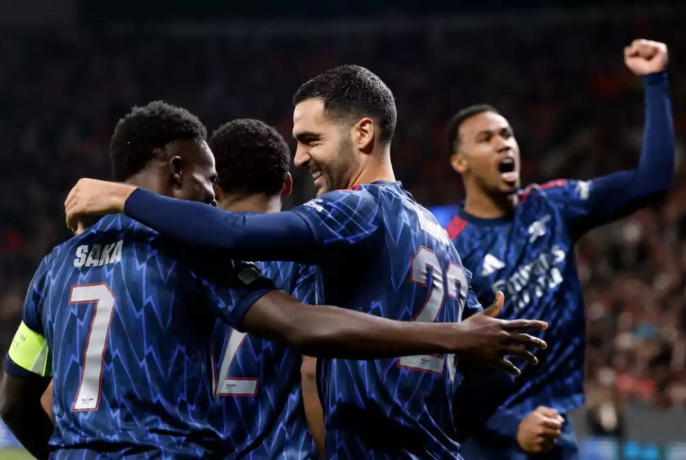 މެޗުގައި ލަނޑު ޖެހުމަށް ފަހު އާސެނަލްގެ ކުޅުންތެރިން އުފާ ފާޅު ކުރަނީ