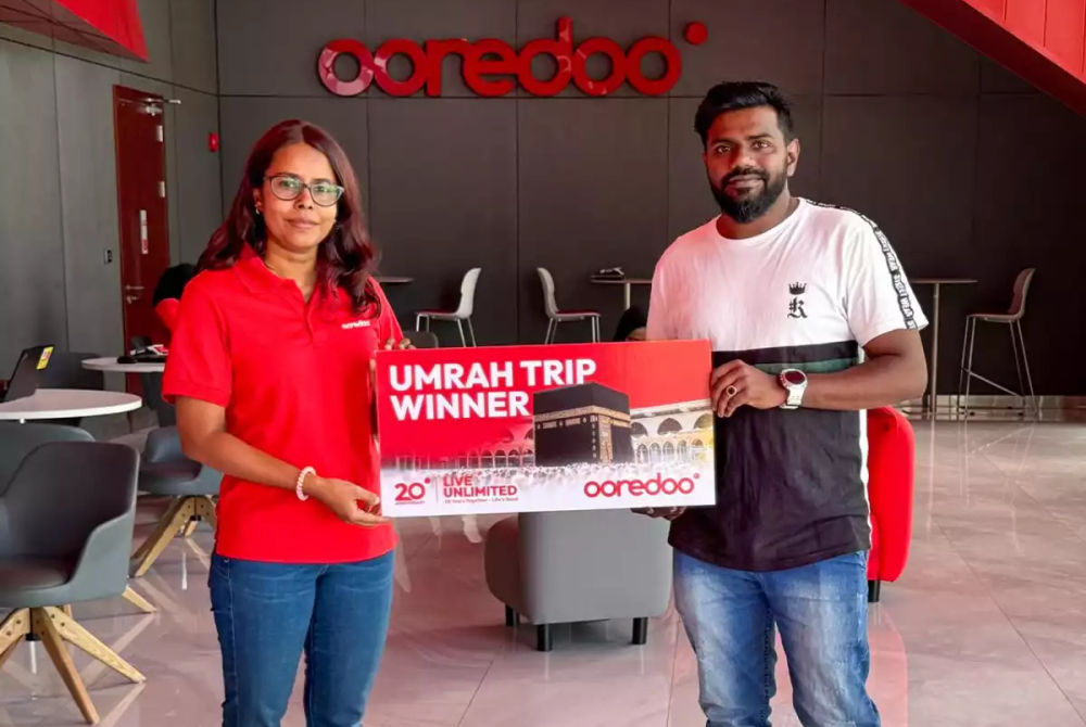 Naifaru resident wins Umrah trip in Ooredoo Maldives’ #LiveUnlimited campaign: The prize was accepted on Hurriyath’s behalf by Ali Rasheed.