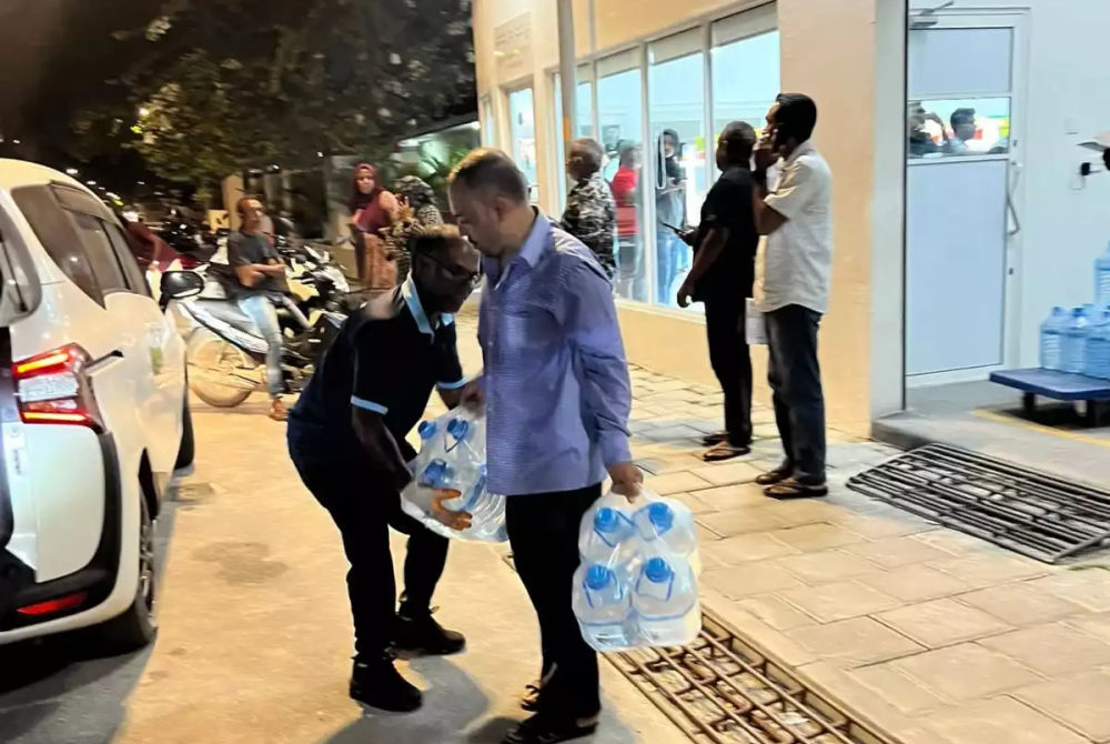 ގޭބީސީތަކަށް ފެން ނުލިބި އެންމެ ފަހުން ކިއުގައި ޖެހިގެން ރައްޔިތުން ދަނީ ފެން ހޯދަމުން