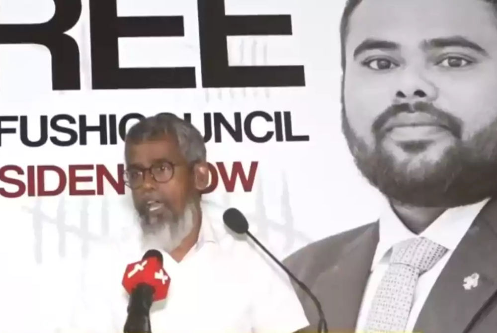 ރައްޔިތުންގެ މަޖިލީހުގެ ވައިކަރަދޫ ދާއިރާގެ މެމްބަރު ހުސެއިން ޒިޔާދު - މާފުށީ ކައުންސިލްގެ ރައީސް ހަސަން ސޮލާހް މިނިވަން ކުރުމަށް ގޮވާލާ އެމްޑީޕީން ބޭއްވި ޖަލްސާގައި ވާހަކަ ދައްކަވަނީ - 11-10-2025