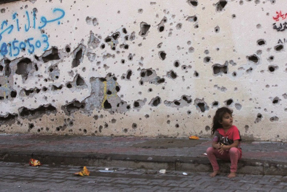 އިސްރާއީލުން ފަލަސްތީނަށް ހަމަލާ ދެމުން ދިޔައިރު ކުޑަކުއްޖަކު މަގުމަތީގައި ގޮތްހުސްވެފައި ވަނިކޮށް