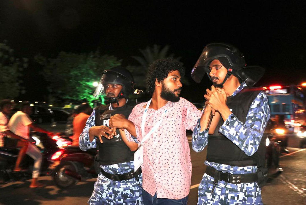 މުޒާހަރާގެ ތެރެއިން ފުލުހުން ޖުމާން ހައްޔަރުކޮށްގެން ގެންދަނީ