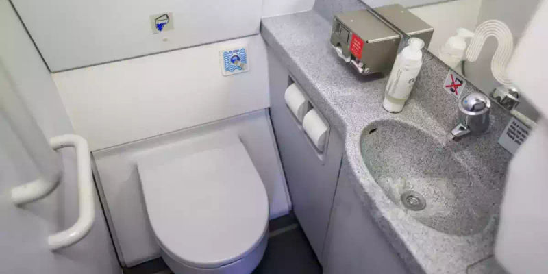 އެއަރބަސް މަތިންދާ ބޯޓެއްގެ ފާޚާނާ