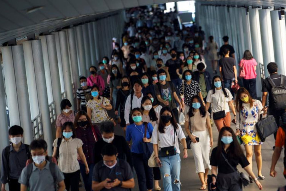 ބެންގކޮކްގެ ޓްރެއިން ސްޓޭޝަނެއްގައި މީހުން މާސްކު އަޅައިގެން