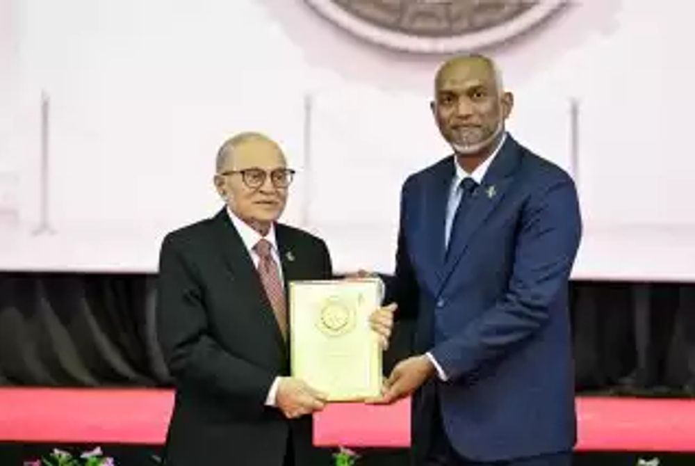 ނޮވެމްބަރު ތިނެއްގެ ޚާއްސަ ޝަރަފުގެ އައްޑަނަ ރައީސް މައުމޫން އަށް އަރުވަނީ