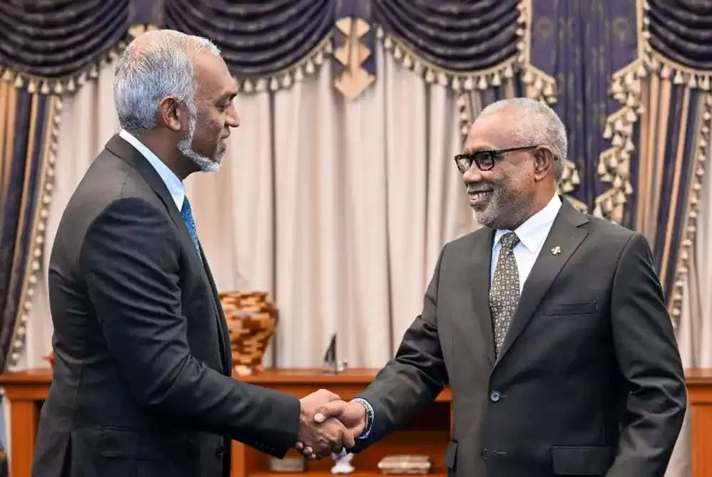 President Dr. Muizzu (L) and Parliament Speaker Abdul Raheem Abdulla (R)